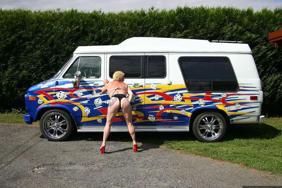 20P A loira madura Mary Bitch fica nua enquanto lava um motorhome classe B