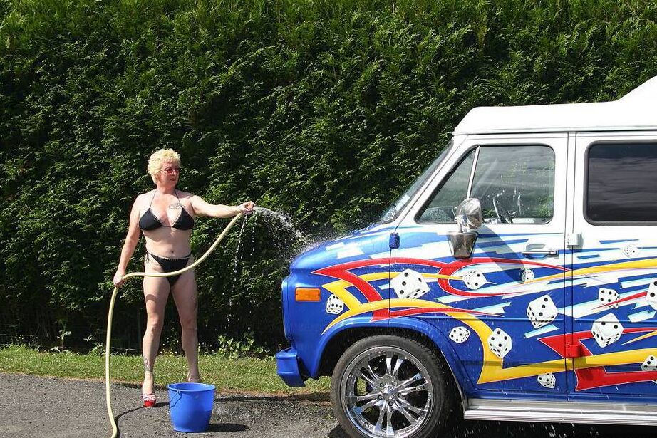 20P A loira madura Mary Bitch fica nua enquanto lava um motorhome classe B