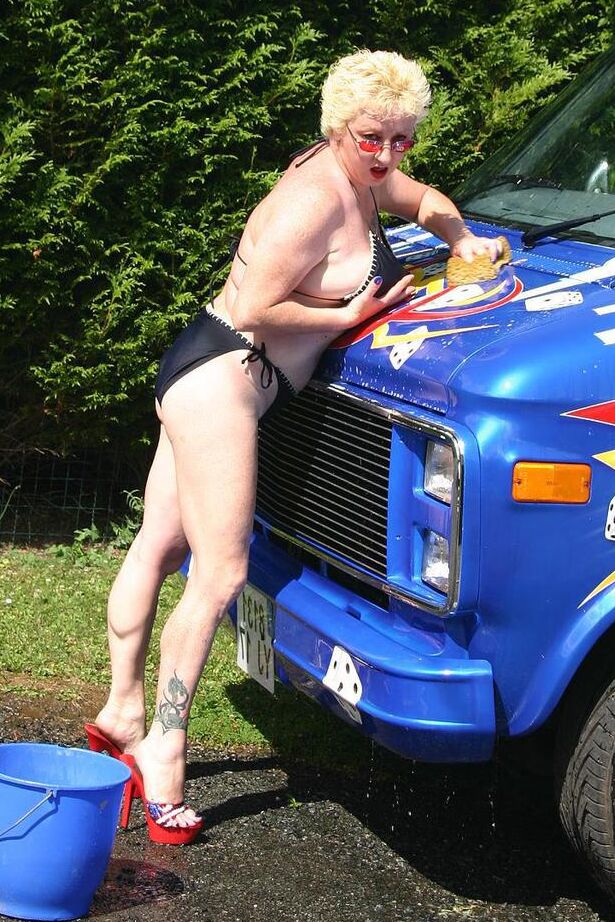 20P A loira madura Mary Bitch fica nua enquanto lava um motorhome classe B