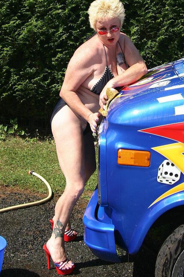 20P A loira madura Mary Bitch fica nua enquanto lava um motorhome classe B