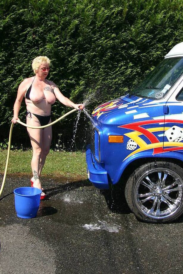 20P A loira madura Mary Bitch fica nua enquanto lava um motorhome classe B