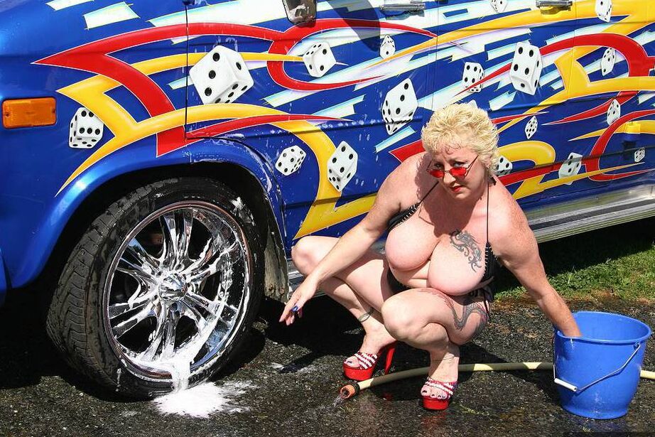 20P A loira madura Mary Bitch fica nua enquanto lava um motorhome classe B