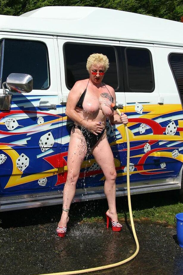 20P A loira madura Mary Bitch fica nua enquanto lava um motorhome classe B