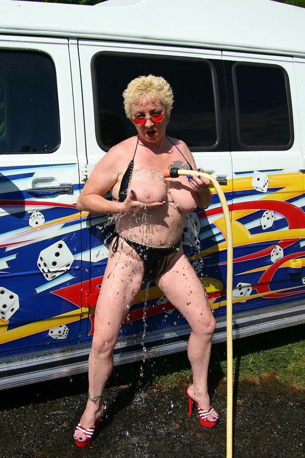 20P A loira madura Mary Bitch fica nua enquanto lava um motorhome classe B