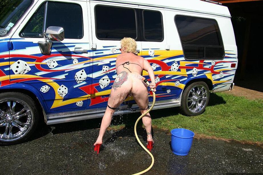 20P A loira madura Mary Bitch fica nua enquanto lava um motorhome classe B