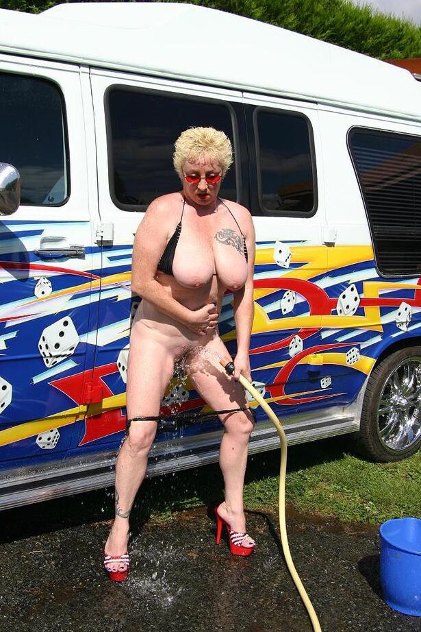 20P A loira madura Mary Bitch fica nua enquanto lava um motorhome classe B