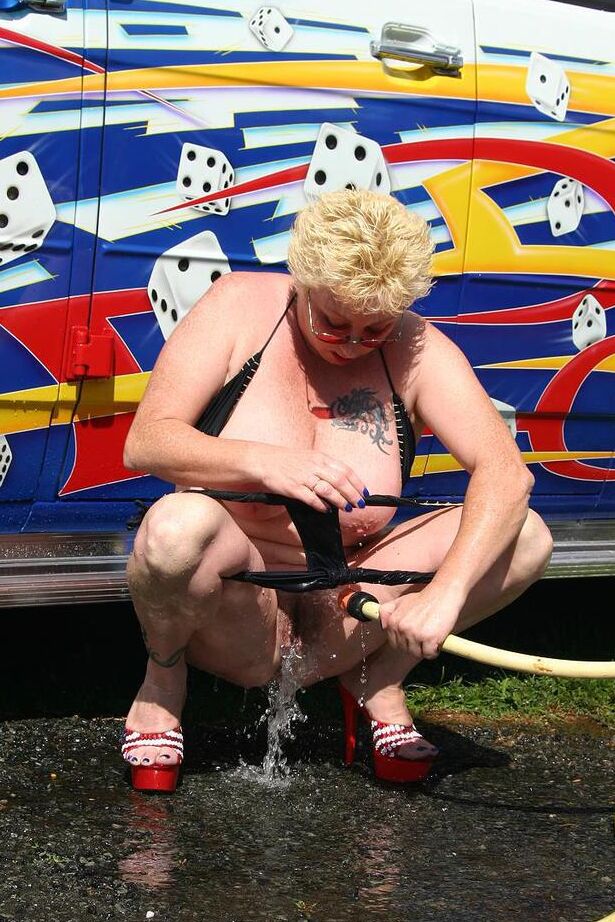 20P A loira madura Mary Bitch fica nua enquanto lava um motorhome classe B