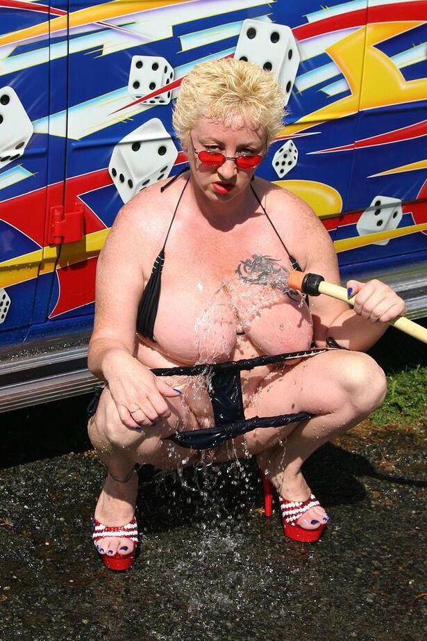 20P A loira madura Mary Bitch fica nua enquanto lava um motorhome classe B