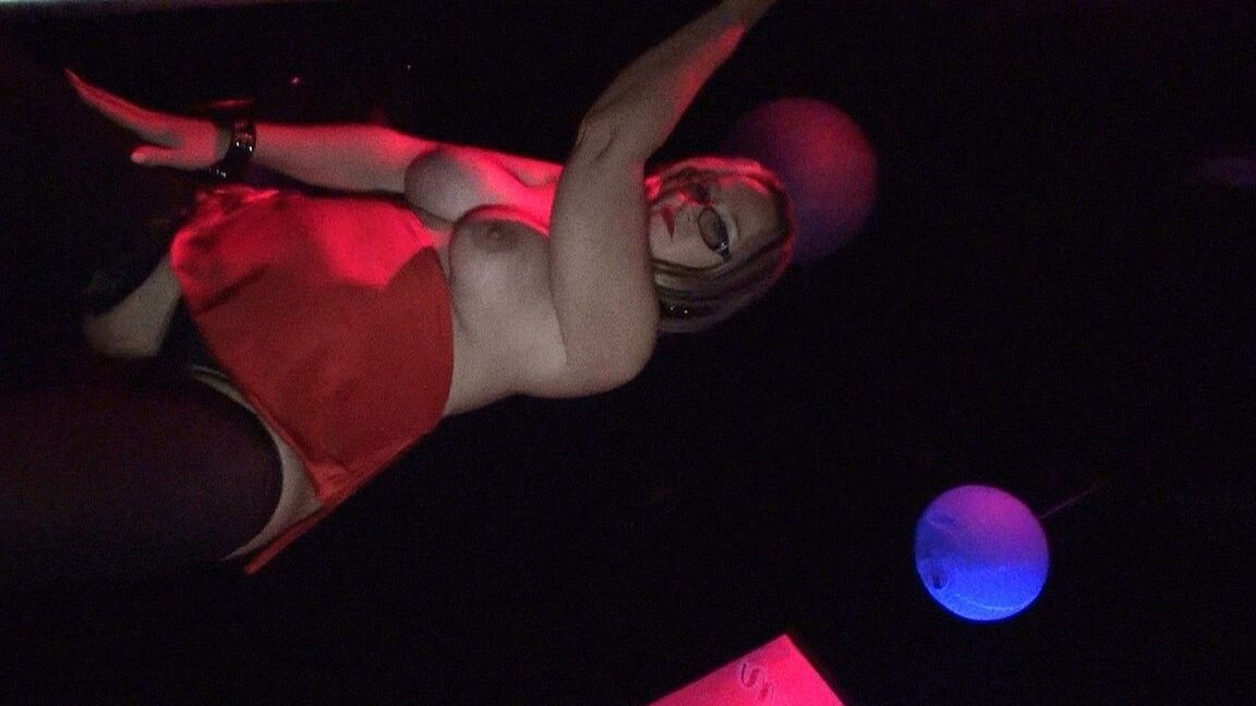 21P La MILF sexy en robe rouge Dee Siren expose ses seins et suce deux dongs noirs