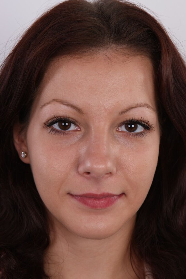 20P La joven amateur Marketa se desnuda totalmente para un primer plano de su vagina