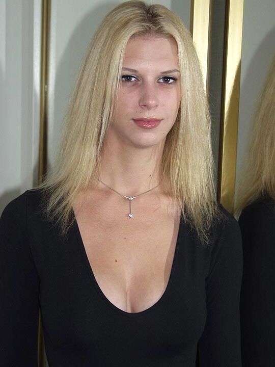 16P A loira Brooke dedo abre sua vulva com unhas bem cuidadas