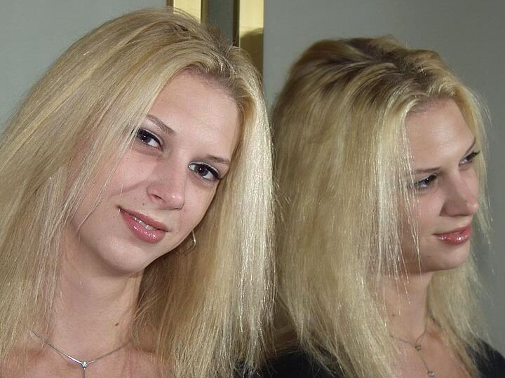 16P A loira Brooke dedo abre sua vulva com unhas bem cuidadas