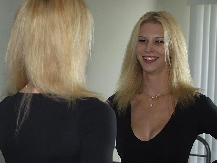 16P A loira Brooke dedo abre sua vulva com unhas bem cuidadas