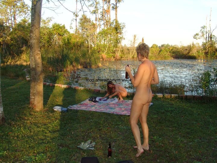 21P Amateur-Swingerin mit falschen Titten Tracy Lick posiert nackt auf einem Geländewagen