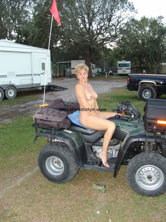 21P Amateur-Swingerin mit falschen Titten Tracy Lick posiert nackt auf einem Geländewagen