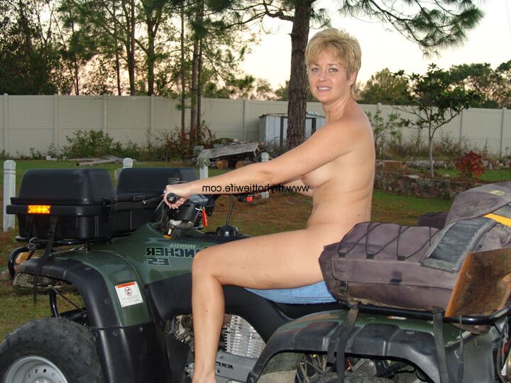21P Amateur-Swingerin mit falschen Titten Tracy Lick posiert nackt auf einem Geländewagen