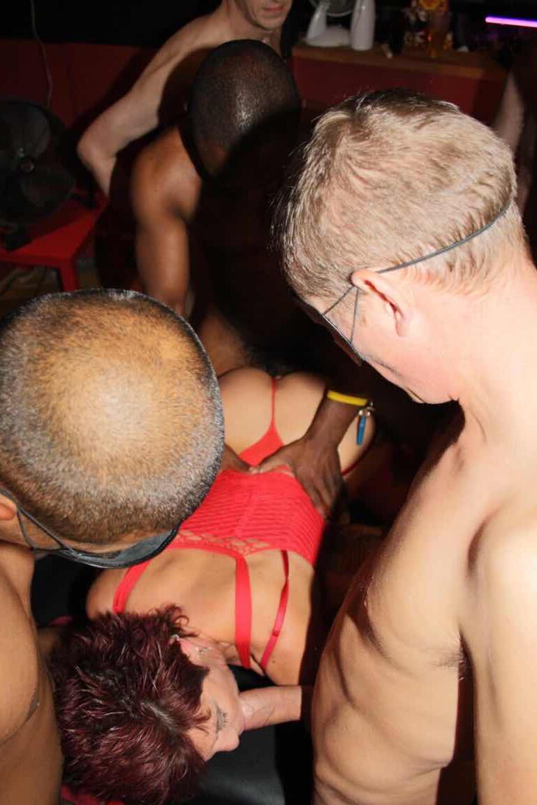 15P UK zorras Scorpion y Pink Angel reciben corridas faciales durante una acción gangbang