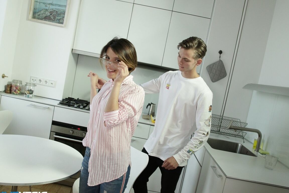 15P A garota nerd Alex Swon dá uma gozada nos óculos depois de uma foda na cozinha