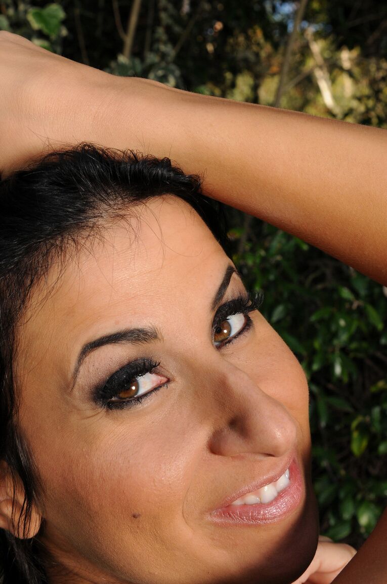21P La caliente latina Sophia Bella se desnuda en el jardín y muestra su cuerpo asesino