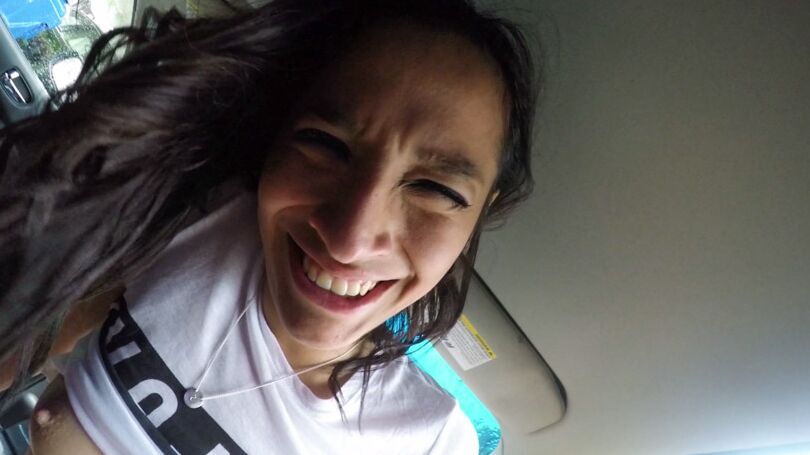 16P Amadora Latina Nicki Ortega chupando pau POV e engolindo porra no carro
