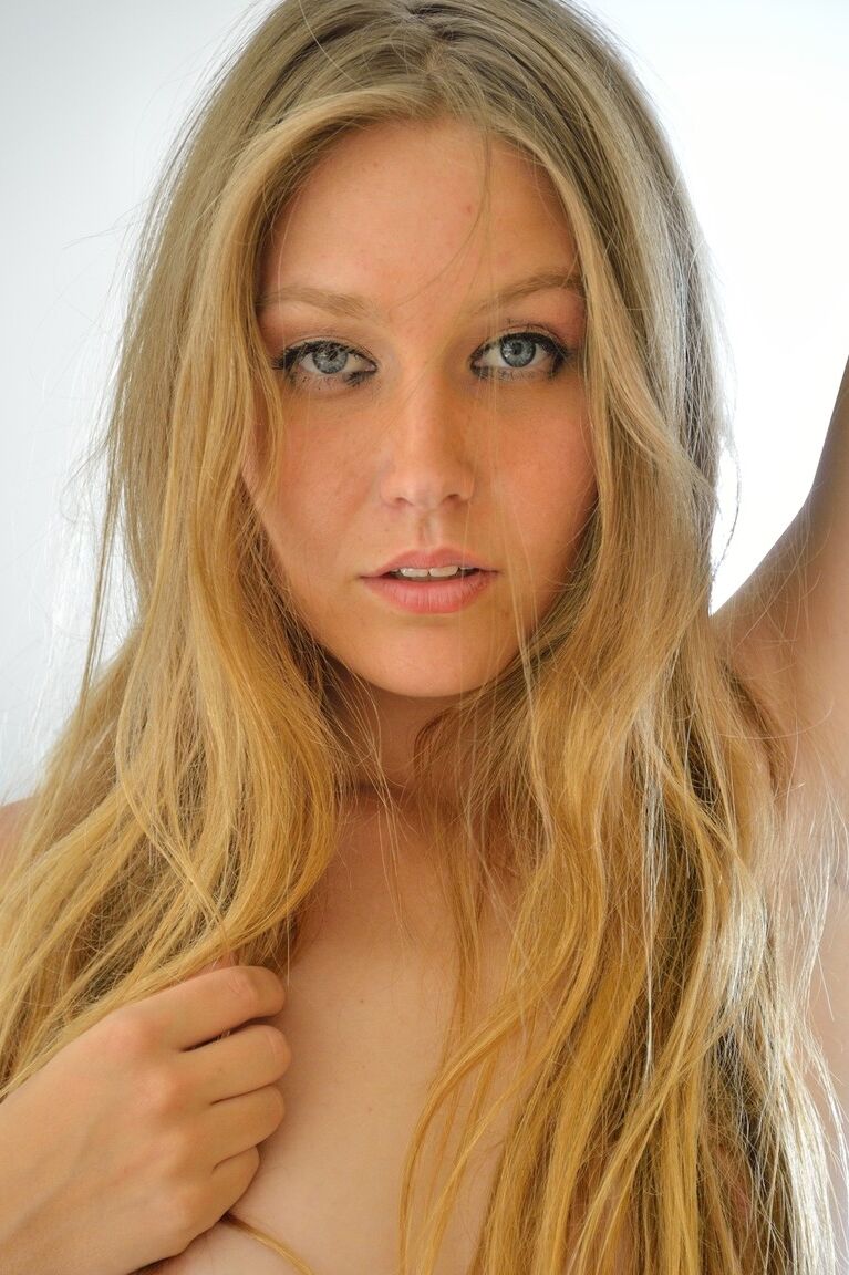 21P 可愛いブリアナが彼女のおもちゃをいじる前にストッキングとパンストでポーズをとる