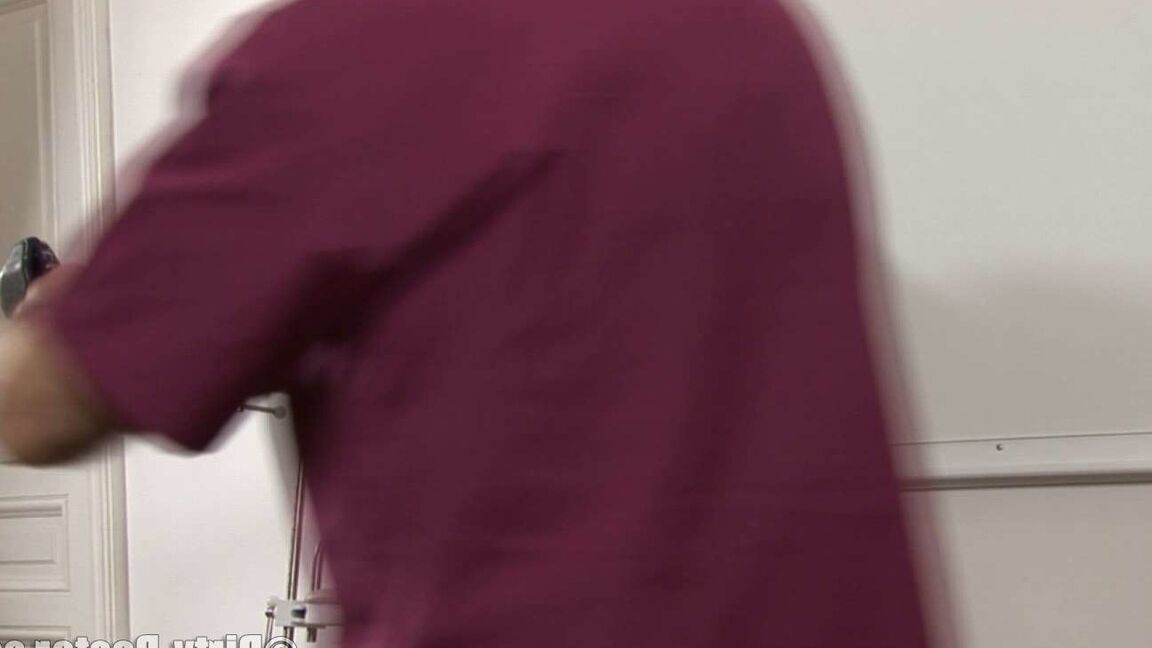 20P La joven rubia Merry se pone cachonda durante un chequeo vaginal y se folla al médico