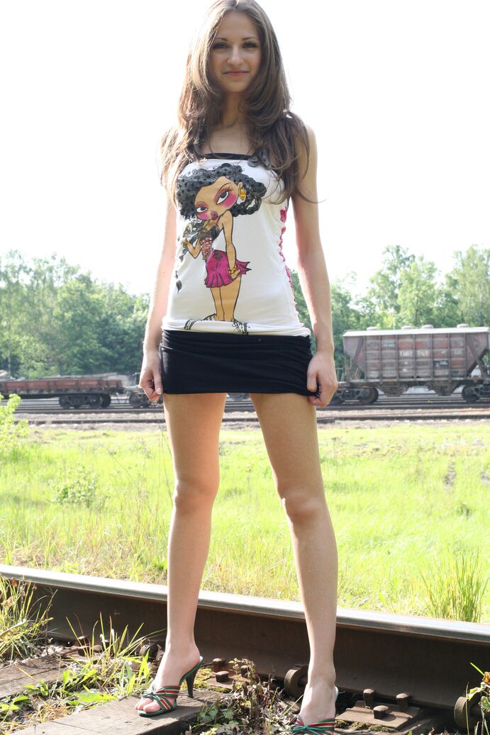20P La adolescente amateur Sveta expone sus tetas y su coño en las vías del tren