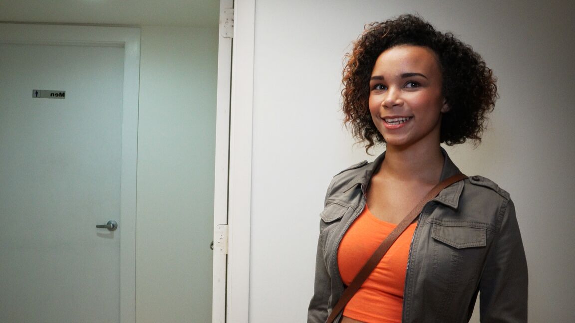 21P Linda ébano com cabelo cacheado Raven dá um lindo boquete em um pau de glória