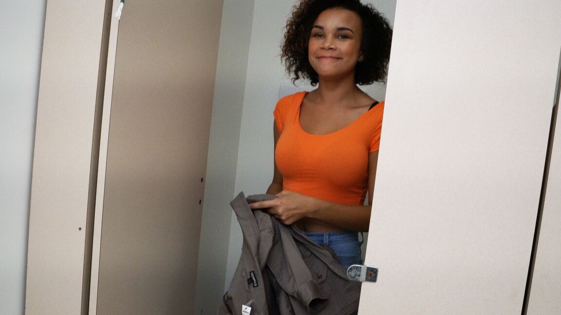 21P Linda ébano com cabelo cacheado Raven dá um lindo boquete em um pau de glória