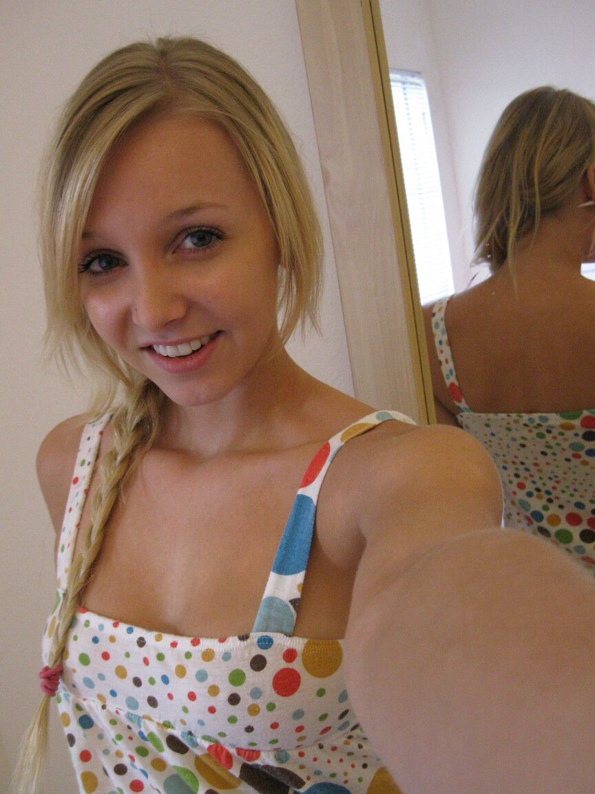 15P La linda nena amateur WouJ muestra sus bragas de encaje en selfies calientes bajo la falda