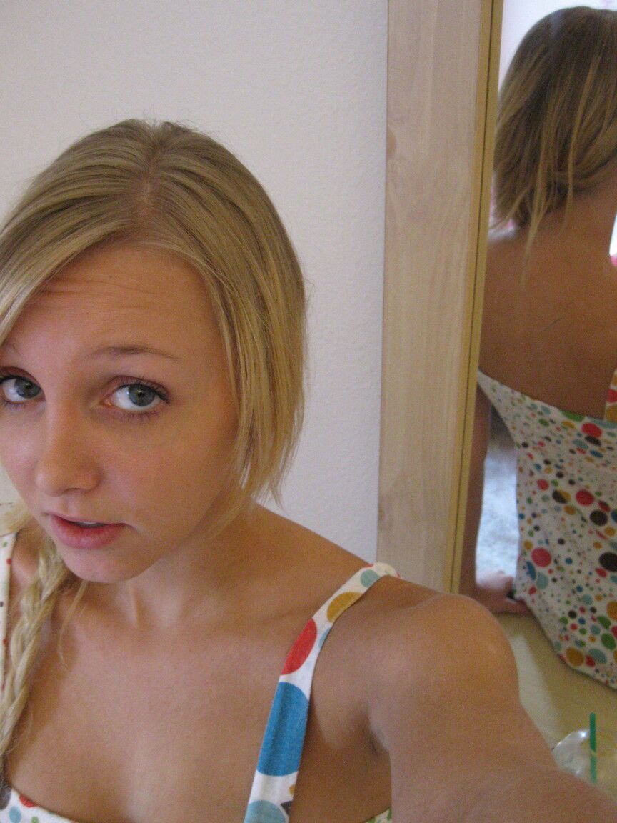15P La linda nena amateur WouJ muestra sus bragas de encaje en selfies calientes bajo la falda