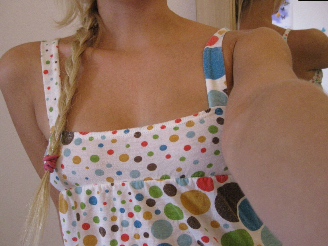 15P La linda nena amateur WouJ muestra sus bragas de encaje en selfies calientes bajo la falda