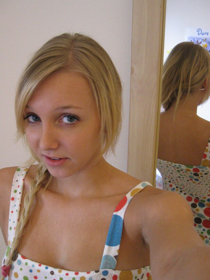 15P La linda nena amateur WouJ muestra sus bragas de encaje en selfies calientes bajo la falda