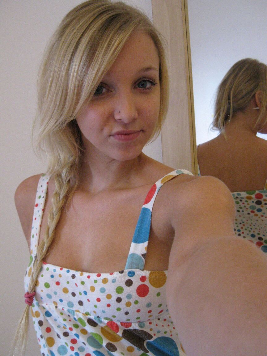 15P La linda nena amateur WouJ muestra sus bragas de encaje en selfies calientes bajo la falda