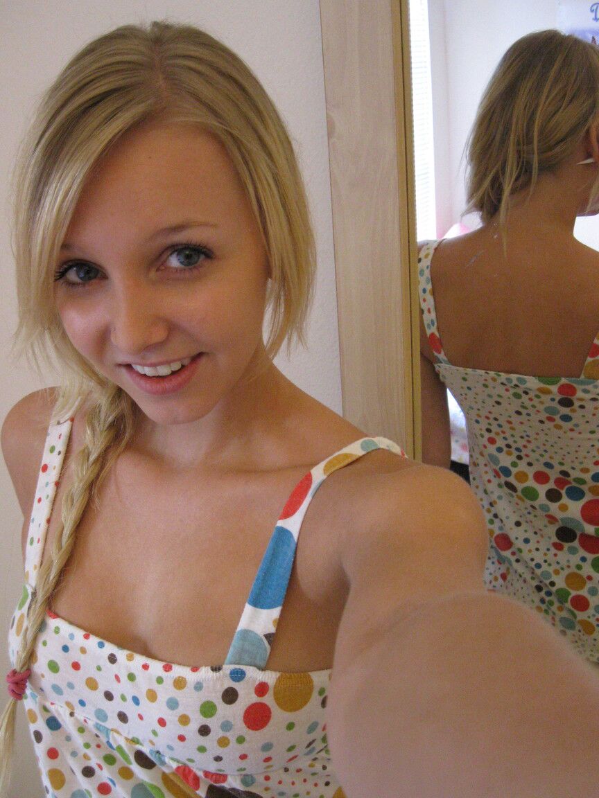 15P La linda nena amateur WouJ muestra sus bragas de encaje en selfies calientes bajo la falda
