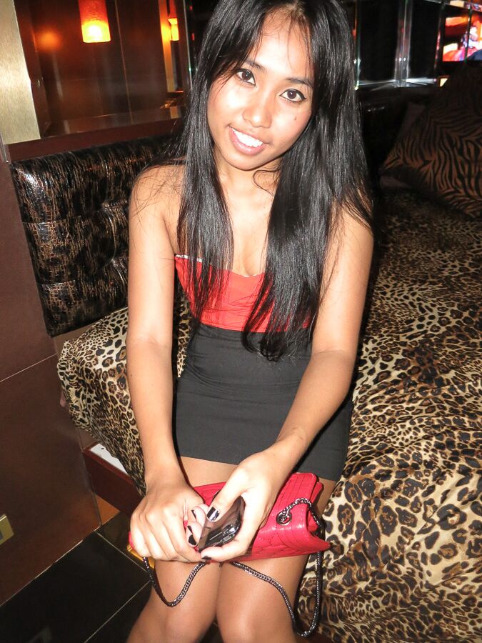 16P La beauté thaïlandaise Toon se déshabille avant une relation sexuelle en POV avec un Farang