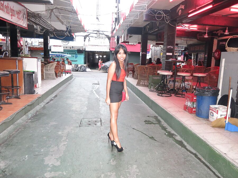 16P La beauté thaïlandaise Toon se déshabille avant une relation sexuelle en POV avec un Farang