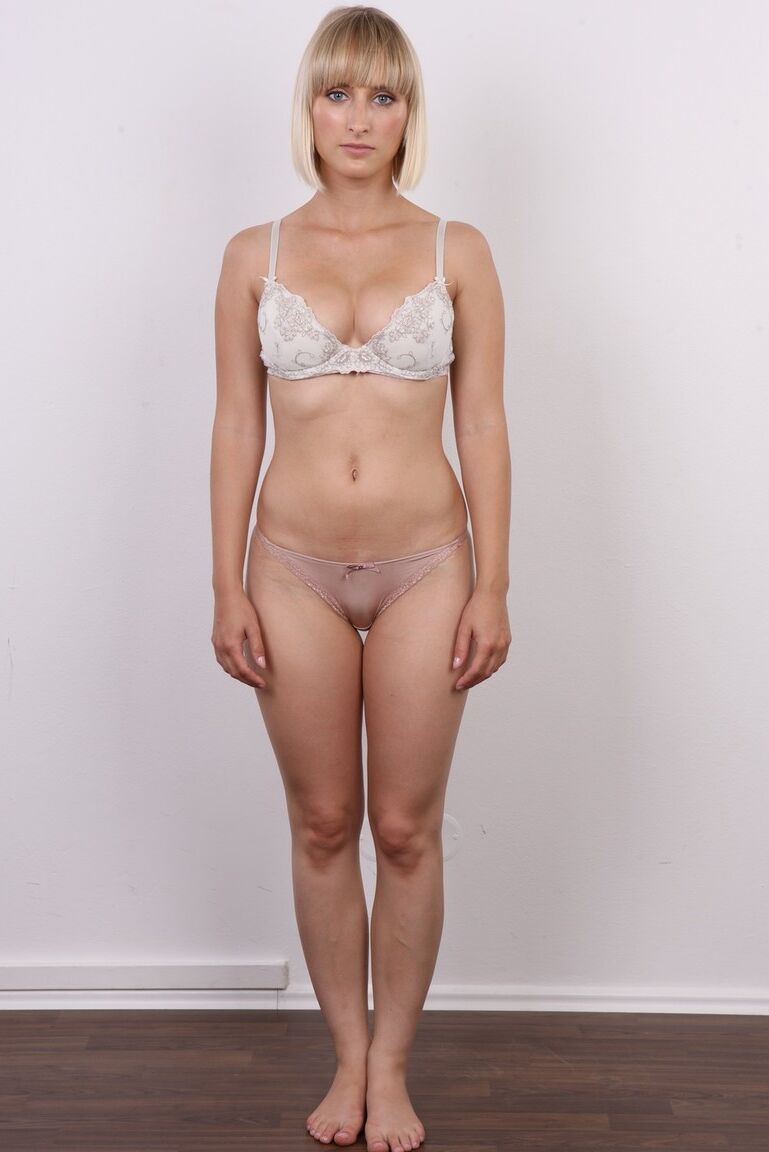 20P Die schmutzige blonde Amateurin Veronika nimmt Platz, nachdem sie völlig nackt dagestanden hat
