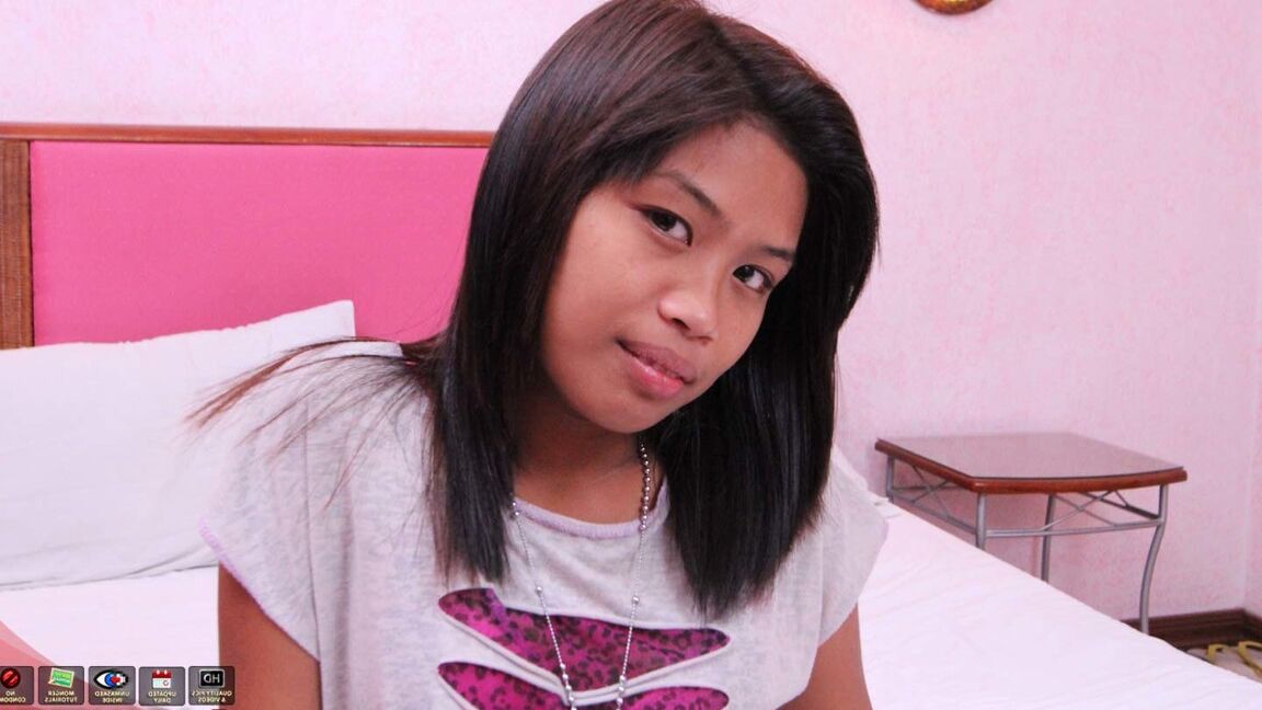 15P Pequena amadora asiática Jonalyn com mamilos escuros ganha uma buceta gostosa com creampie