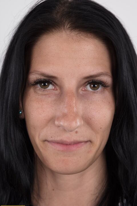 20P Die dunkelhaarige Amateurin Eva zieht sich für eine Nahaufnahme ihrer Muschi völlig nackt aus