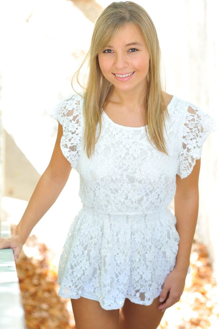 21P Die süße blonde Freundin Amie enthüllt ihre fantastische Figur in der Öffentlichkeit