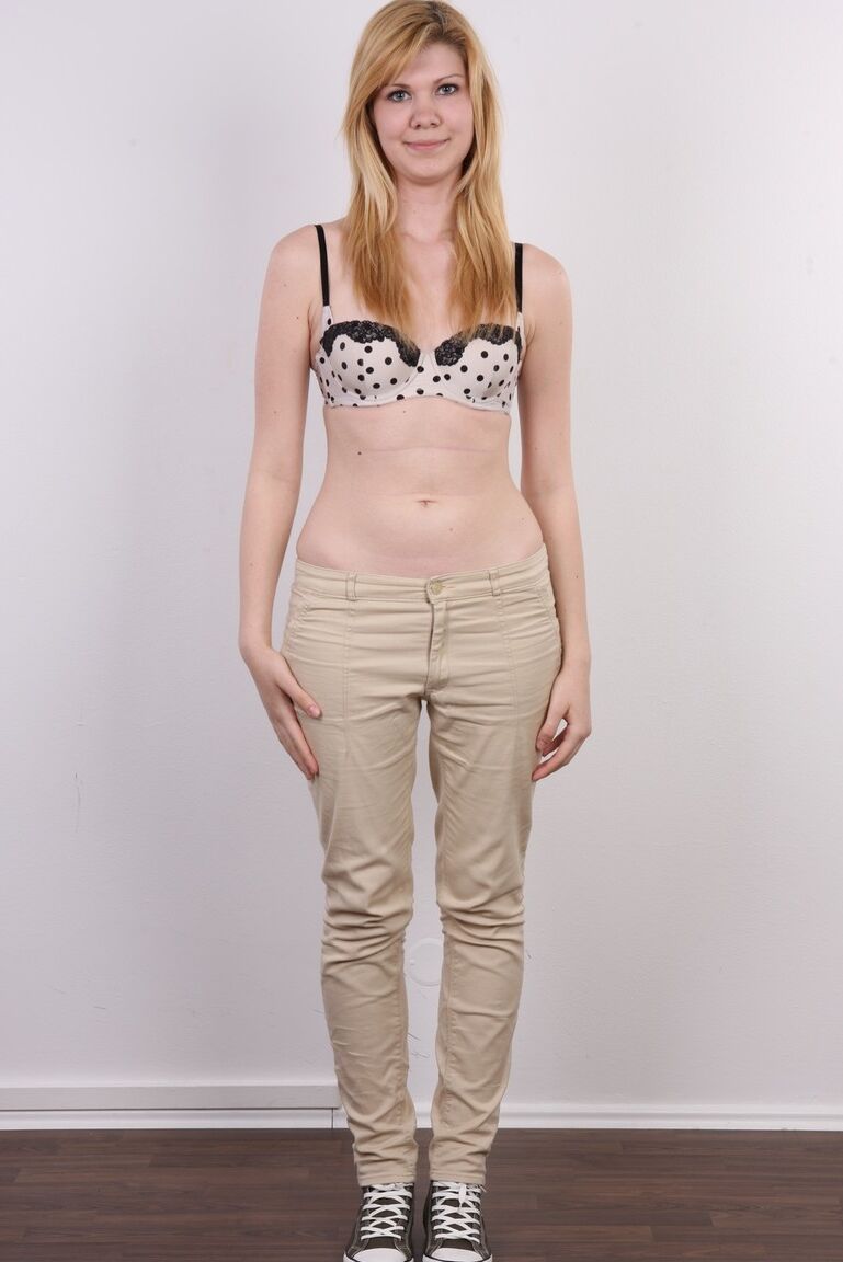 20P La rubia Tereza se quita la ropa para quedarse desnuda por primera vez