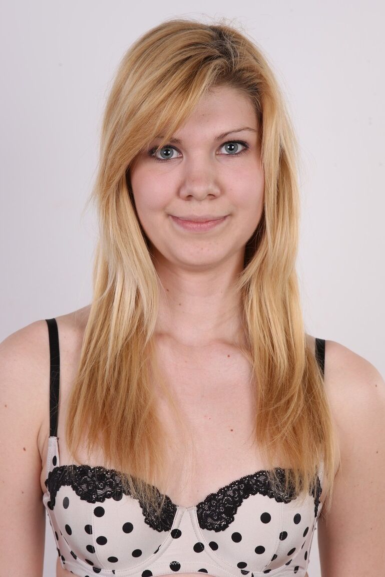 20P La rubia Tereza se quita la ropa para quedarse desnuda por primera vez