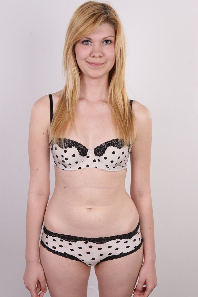 20P La rubia Tereza se quita la ropa para quedarse desnuda por primera vez