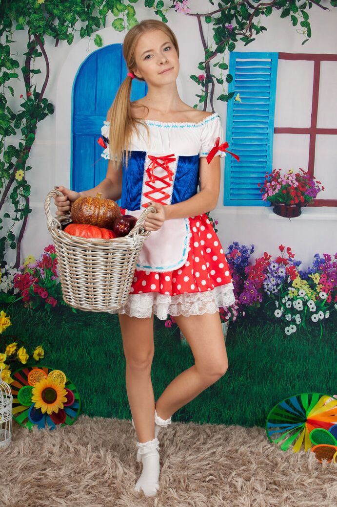 20P La mignonne cosplay Flower enlève son costume pour poser nue à genoux en chaussettes