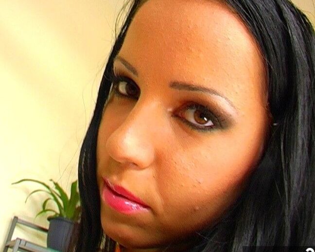 20P A morena amadora Susy Rocks exibe seu lindo rosto em calcinha rosa