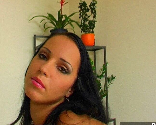 20P A morena amadora Susy Rocks exibe seu lindo rosto em calcinha rosa