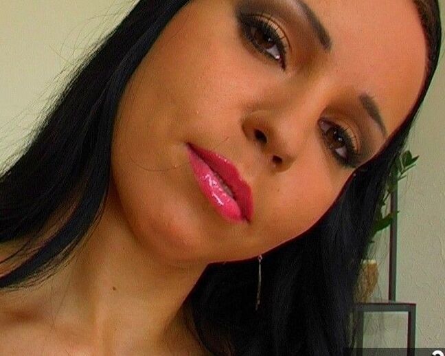 20P A morena amadora Susy Rocks exibe seu lindo rosto em calcinha rosa