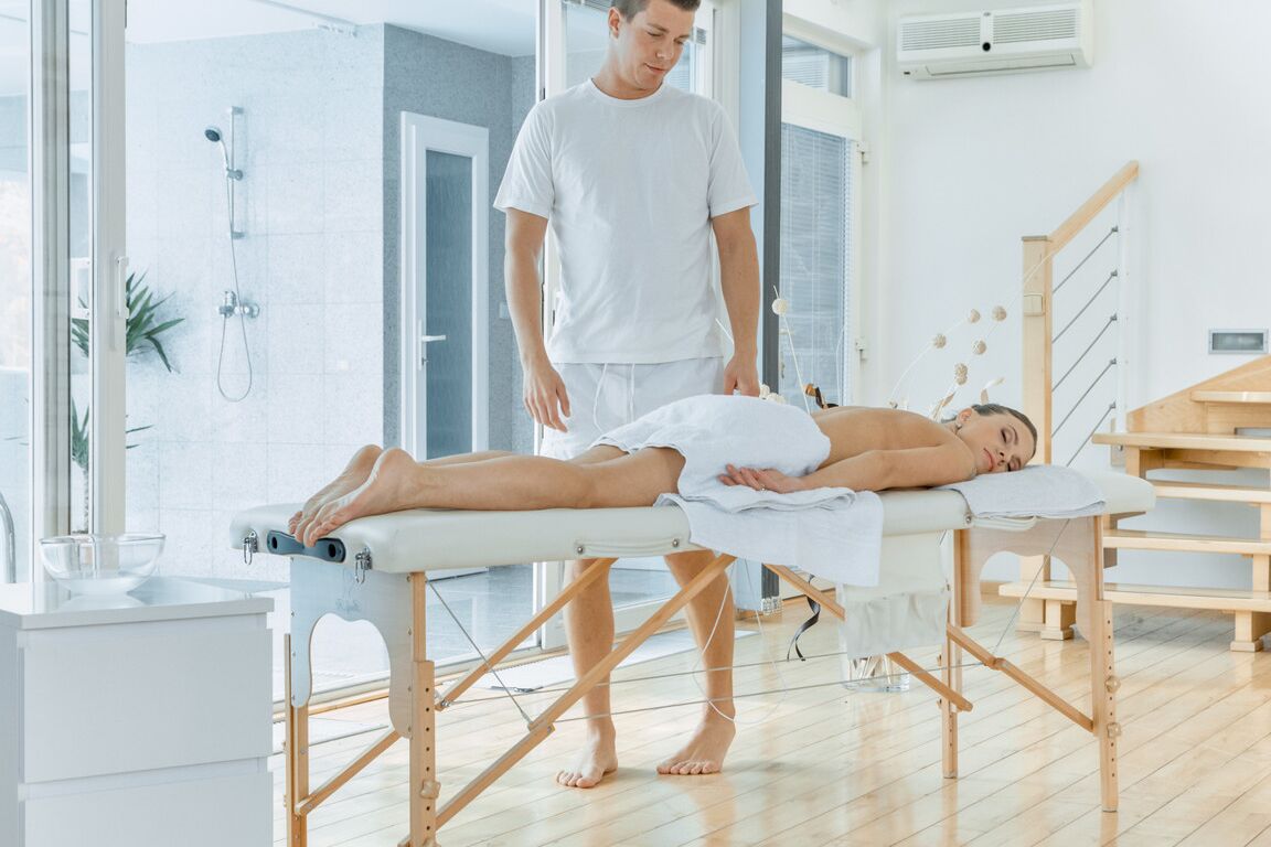 Die 21P brünette Teenagerin Lita Phoenix genießt Hardcore-Sex mit ihrem gut ausgestatteten Masseur