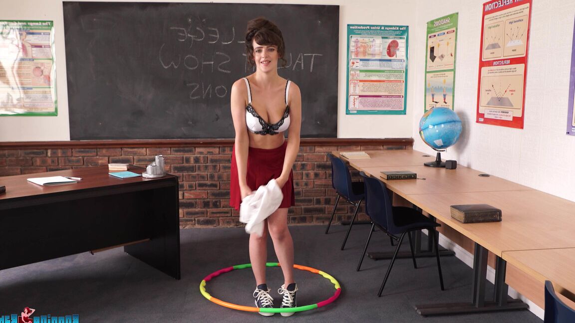 16P la amateur británica Kate Anne desata sus grandes naturales mientras hace hula-hula